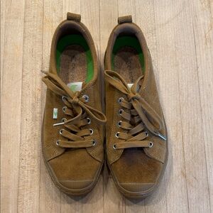 Cariuma Women’s Oca Low All Camel Suede Sneakers